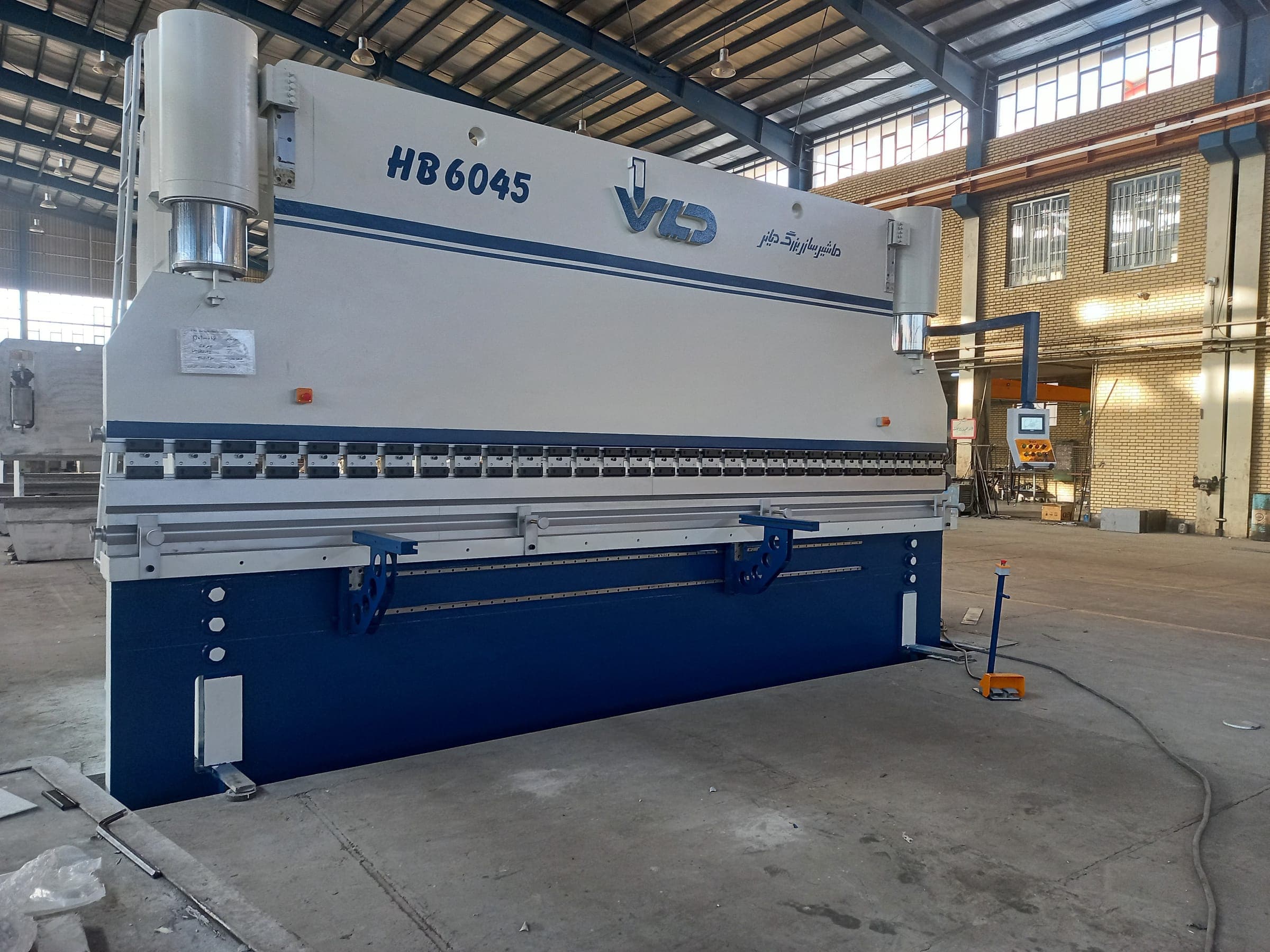 Panoramica dello stabilimento produttivo con macchine a controllo numerico