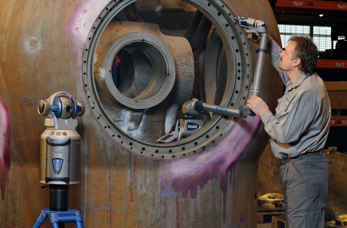 Braccio di misura 3D che verifica le tolleranze di un pezzo metallico