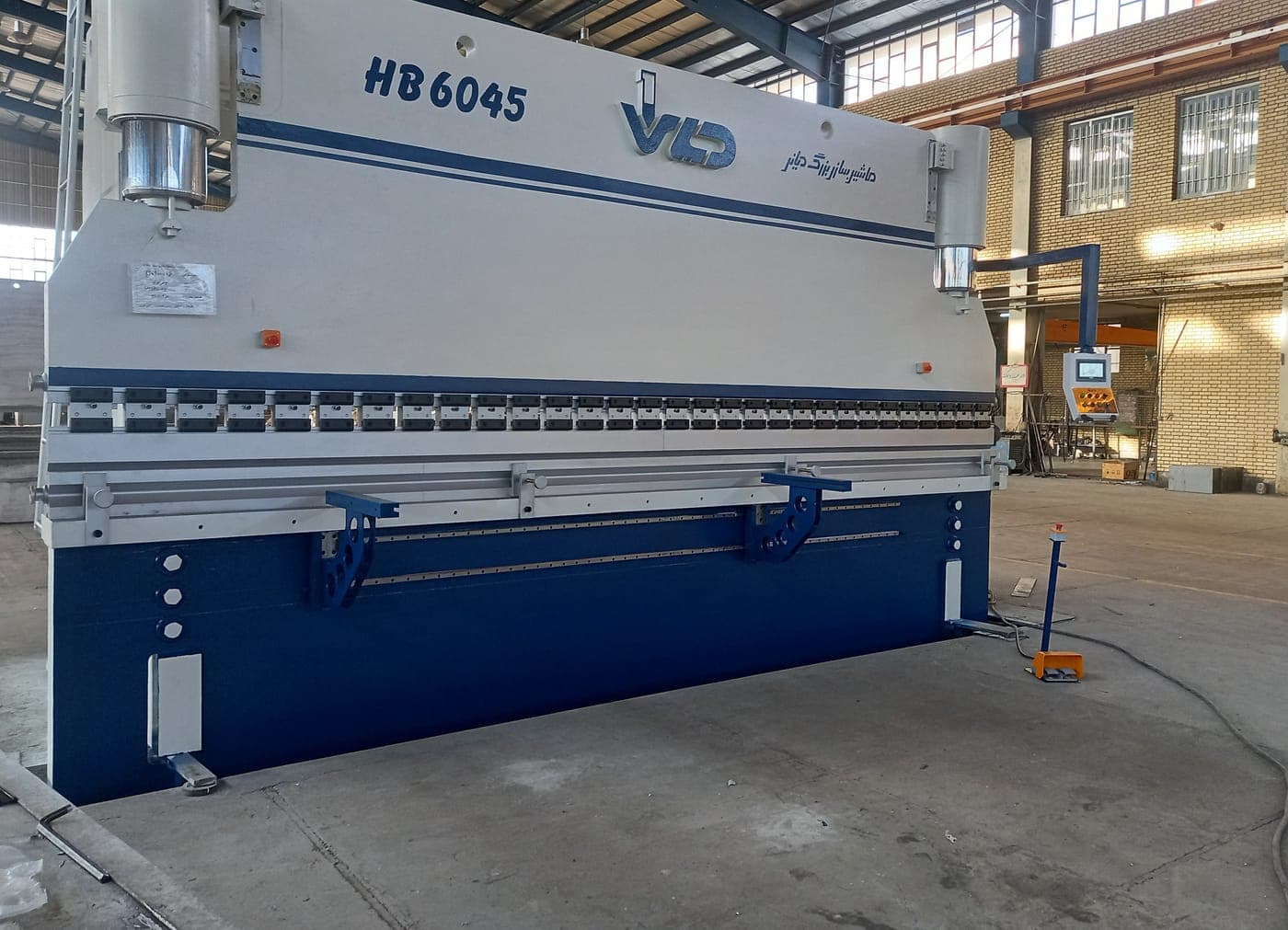 Pressa piegatrice CNC che forma un pannello metallico ad angolo preciso