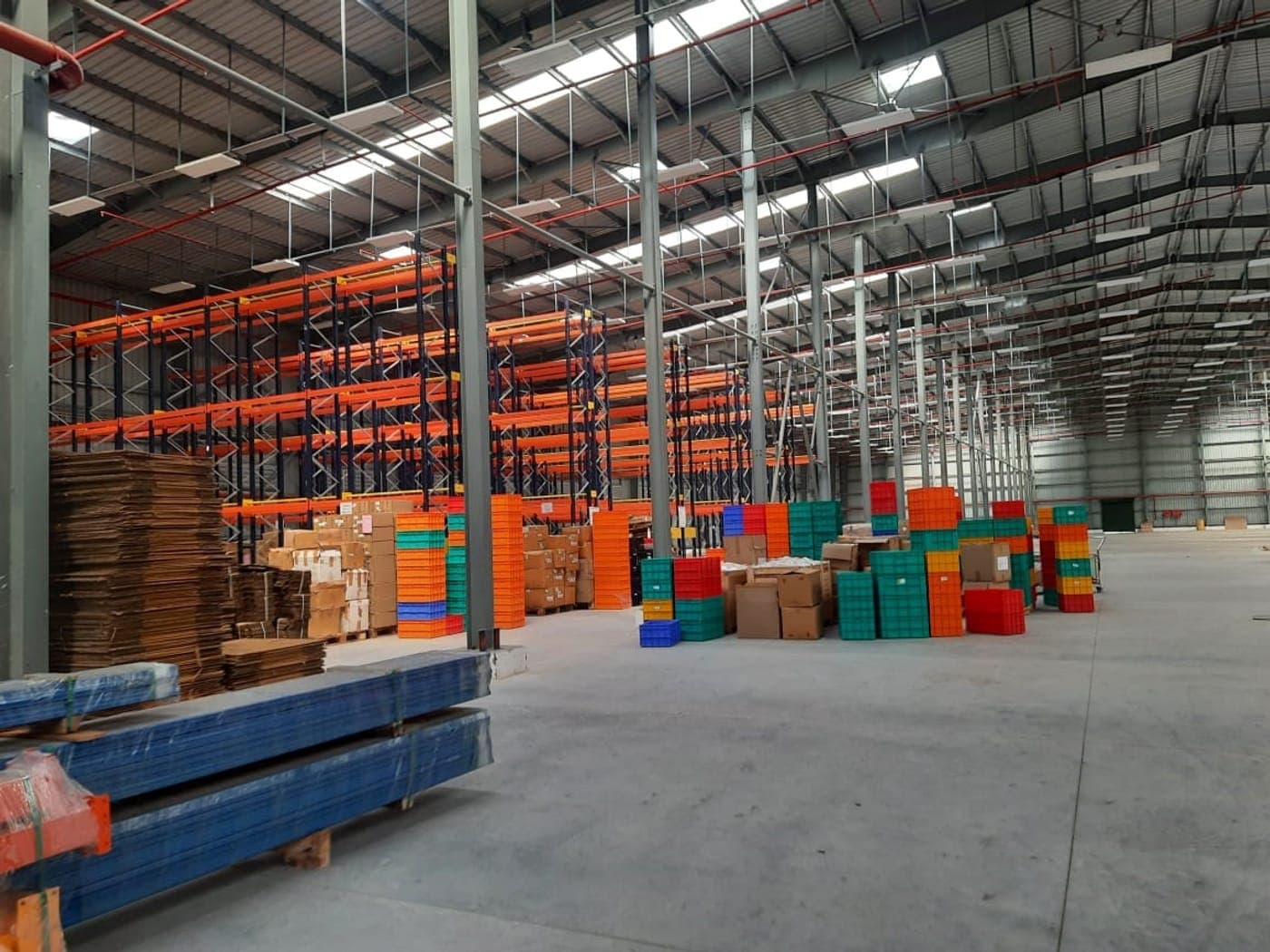 Magazzino industriale con scaffalature portapallet e materiale stoccato