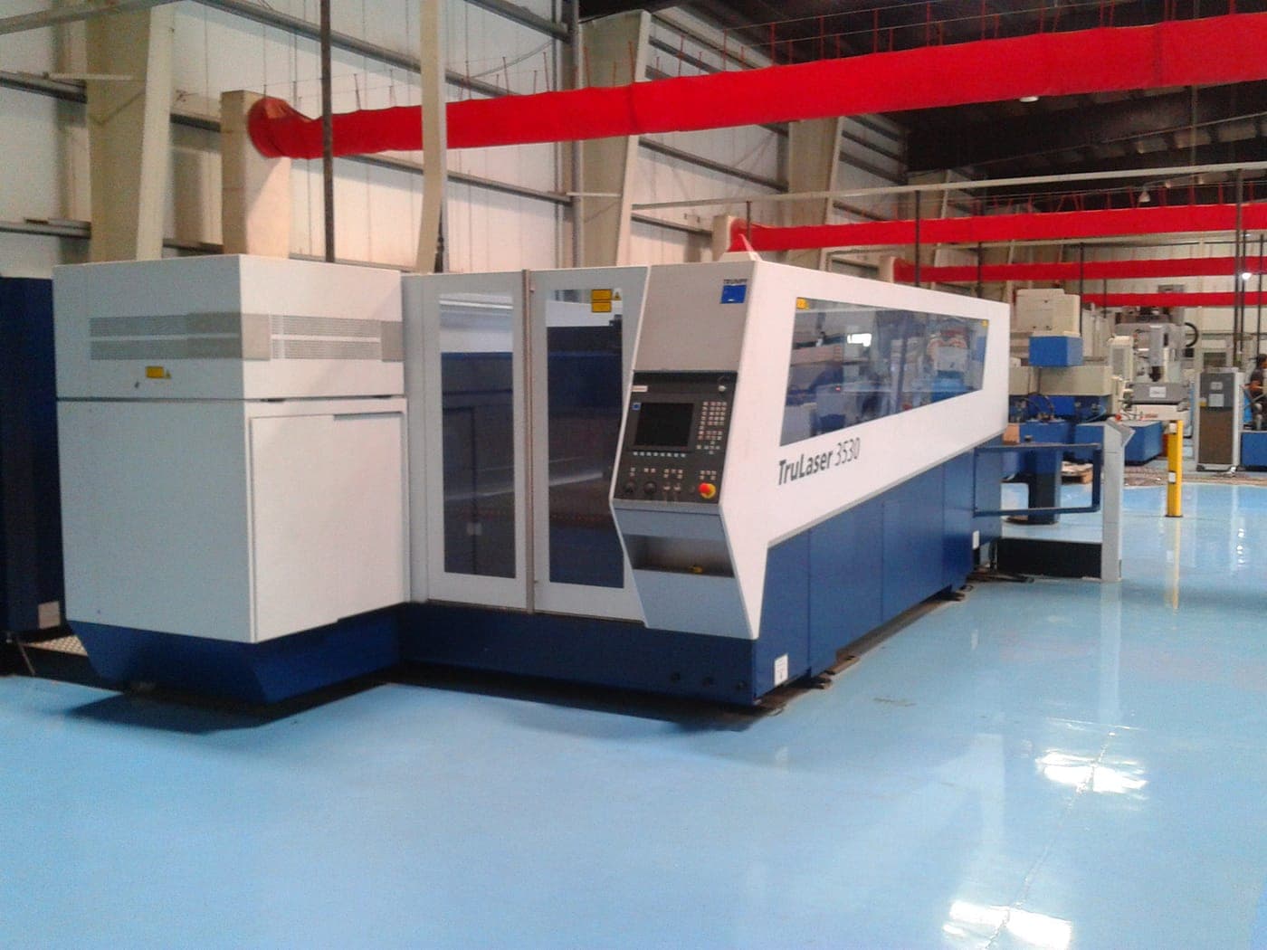 Reparto con macchina di taglio laser fibra in un capannone industriale