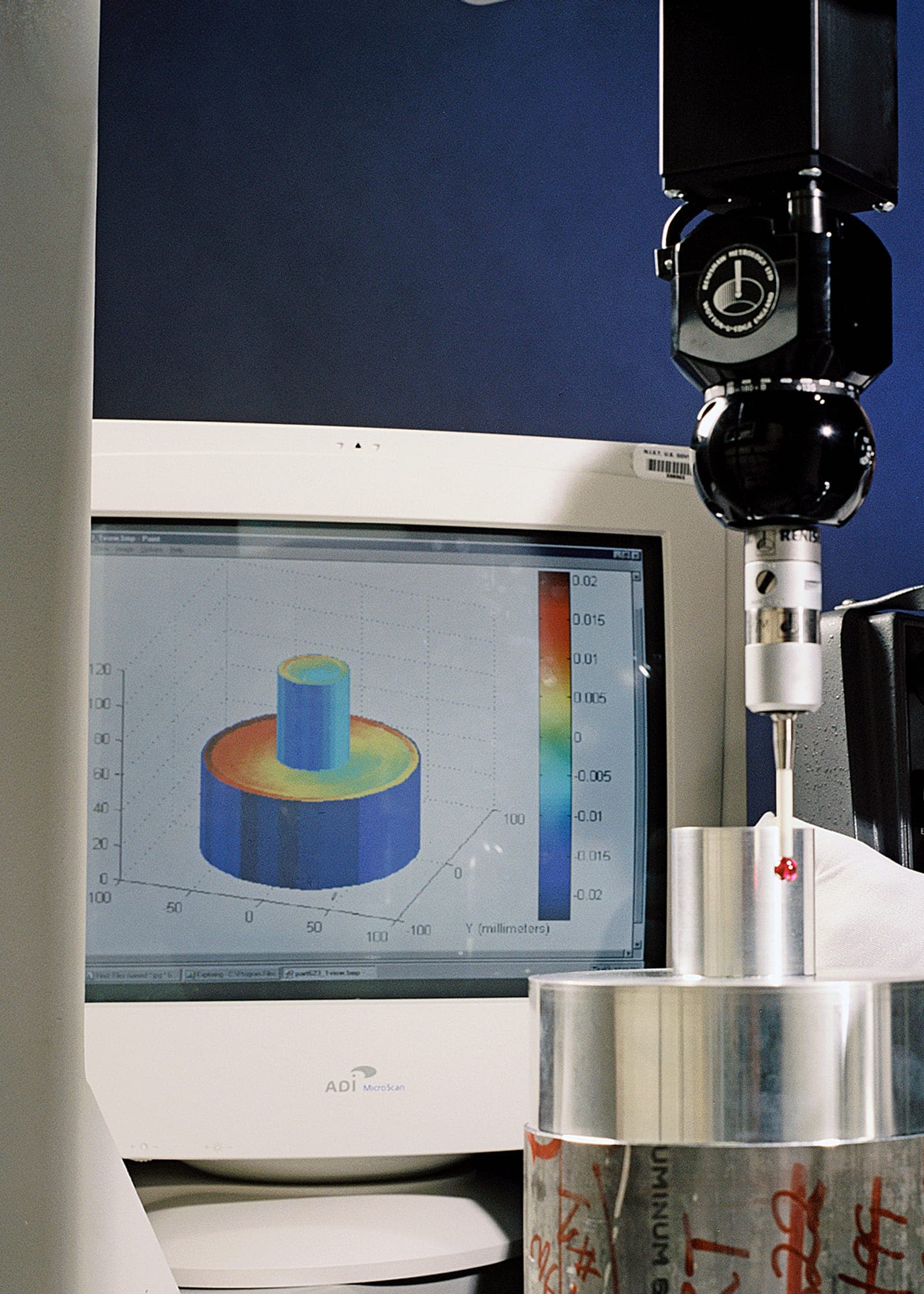 Braccio di misura a coordinate in laboratorio metrologico, analisi di deviazione dimensionale su schermo